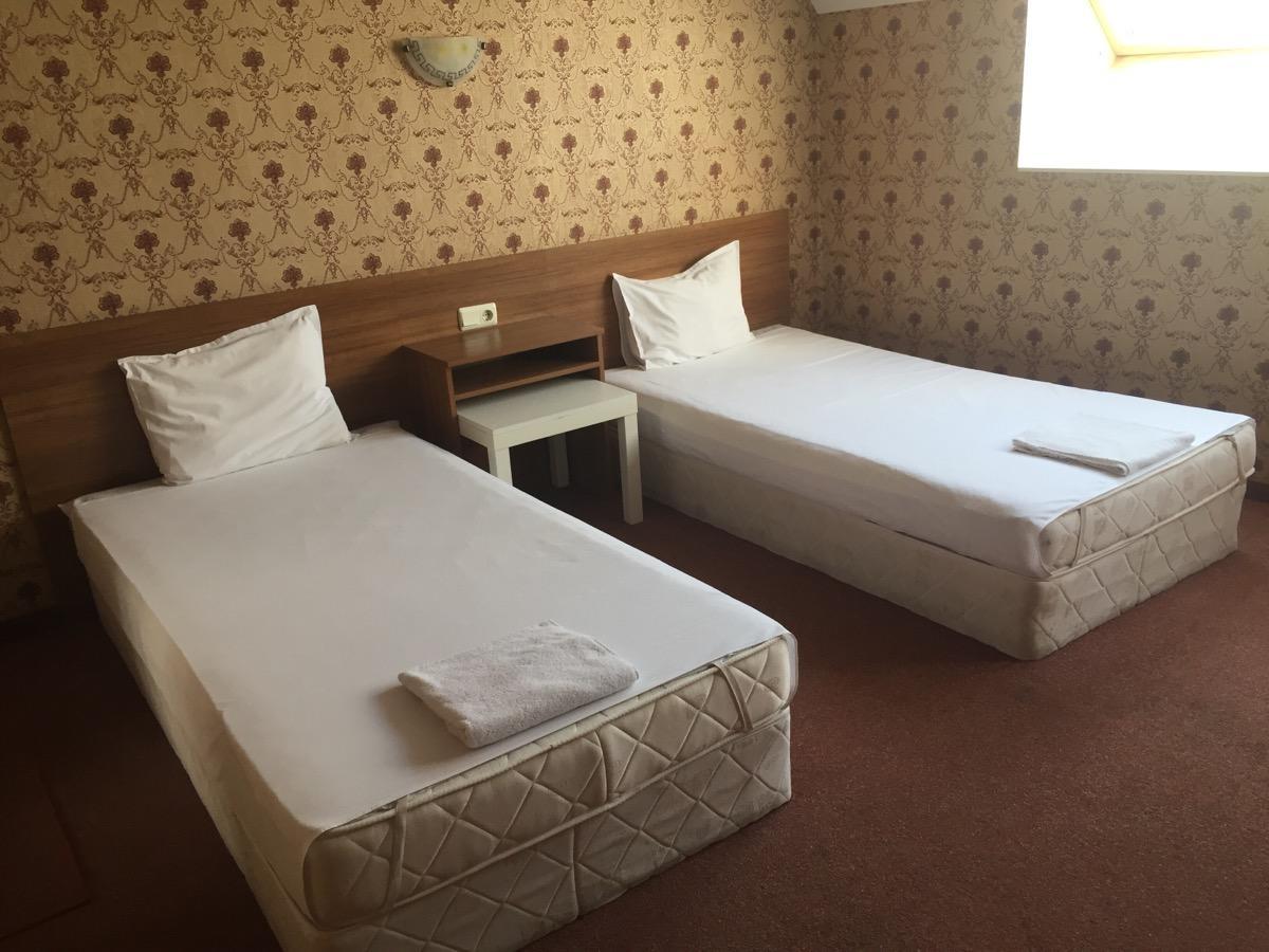Irish Hotel Shumen Bagian luar foto
